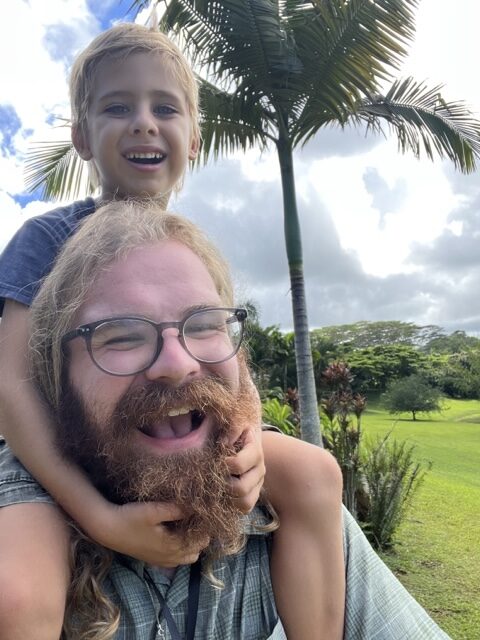 intern with keiki on his shoulders